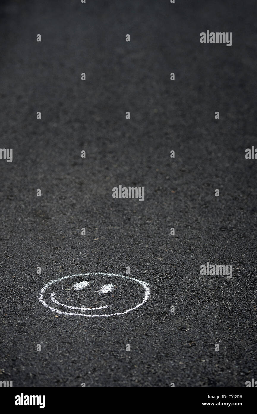 Heureux smiley face à la craie sur une route Banque D'Images
