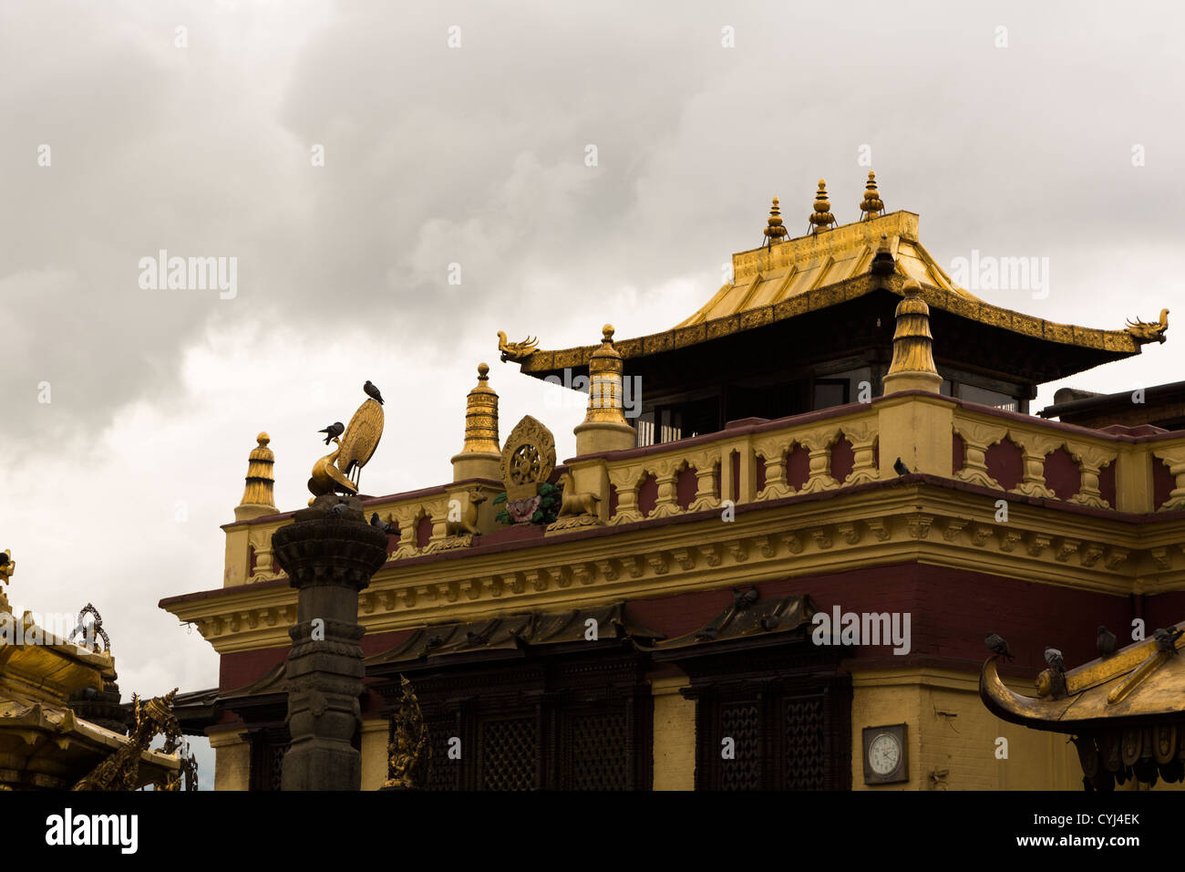 Monastère tibétain dans le Temple de Swayambhunath complexe dans la vallée de Katmandou, Népal Banque D'Images