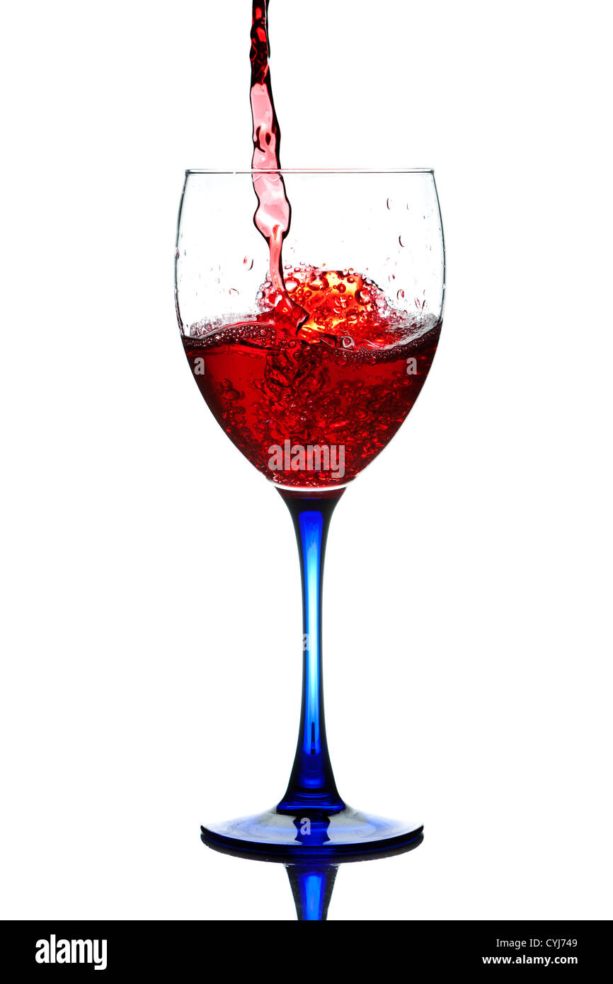Le vin rouge et verser dans un verre de vin. Banque D'Images