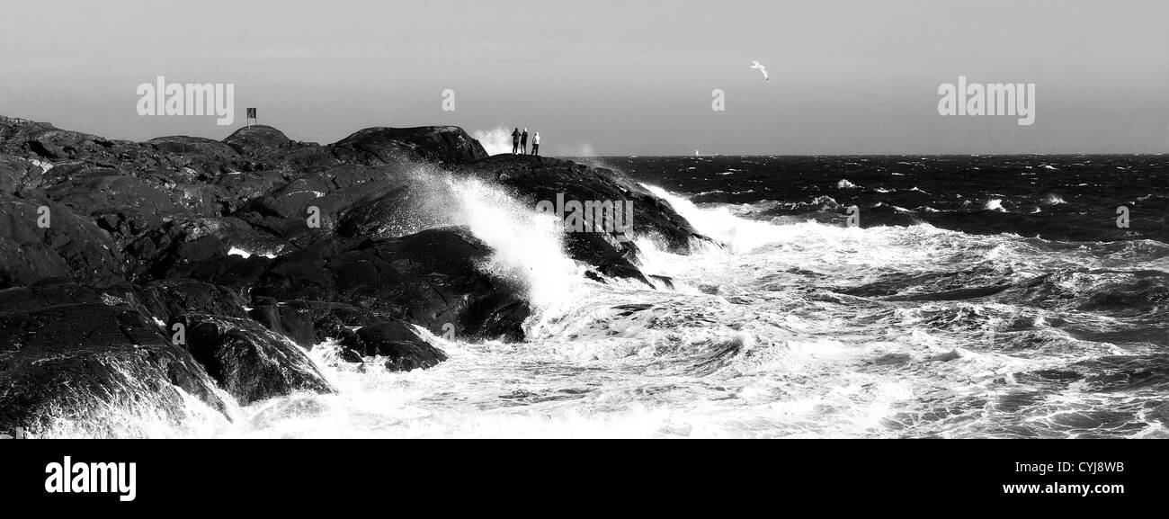 Photo noir et blanc de stormy weathers à la côte norvégienne Banque D'Images