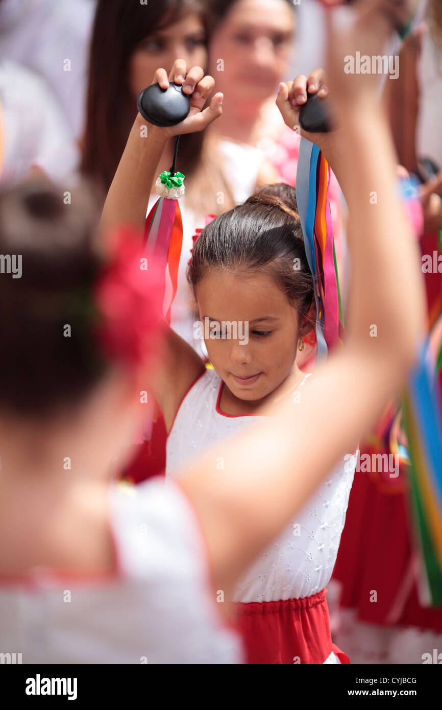 Jeune fille effectuant à la feria de Malaga Photo Stock - Alamy