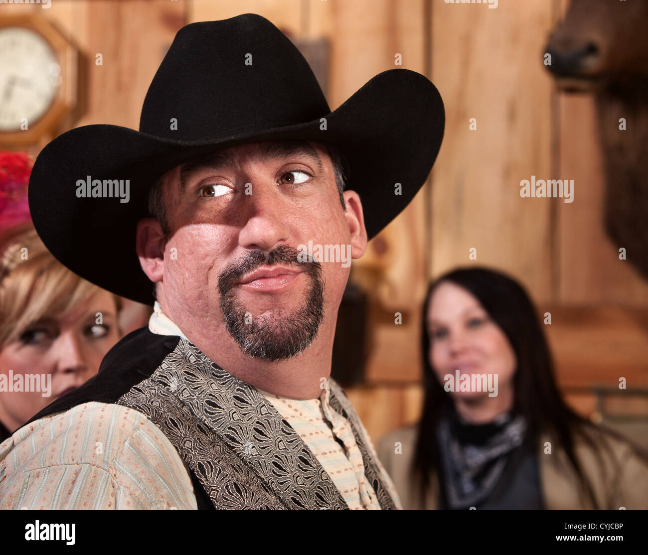Beau cowboy caucasienne regardant par-dessus son épaule dans un saloon Banque D'Images