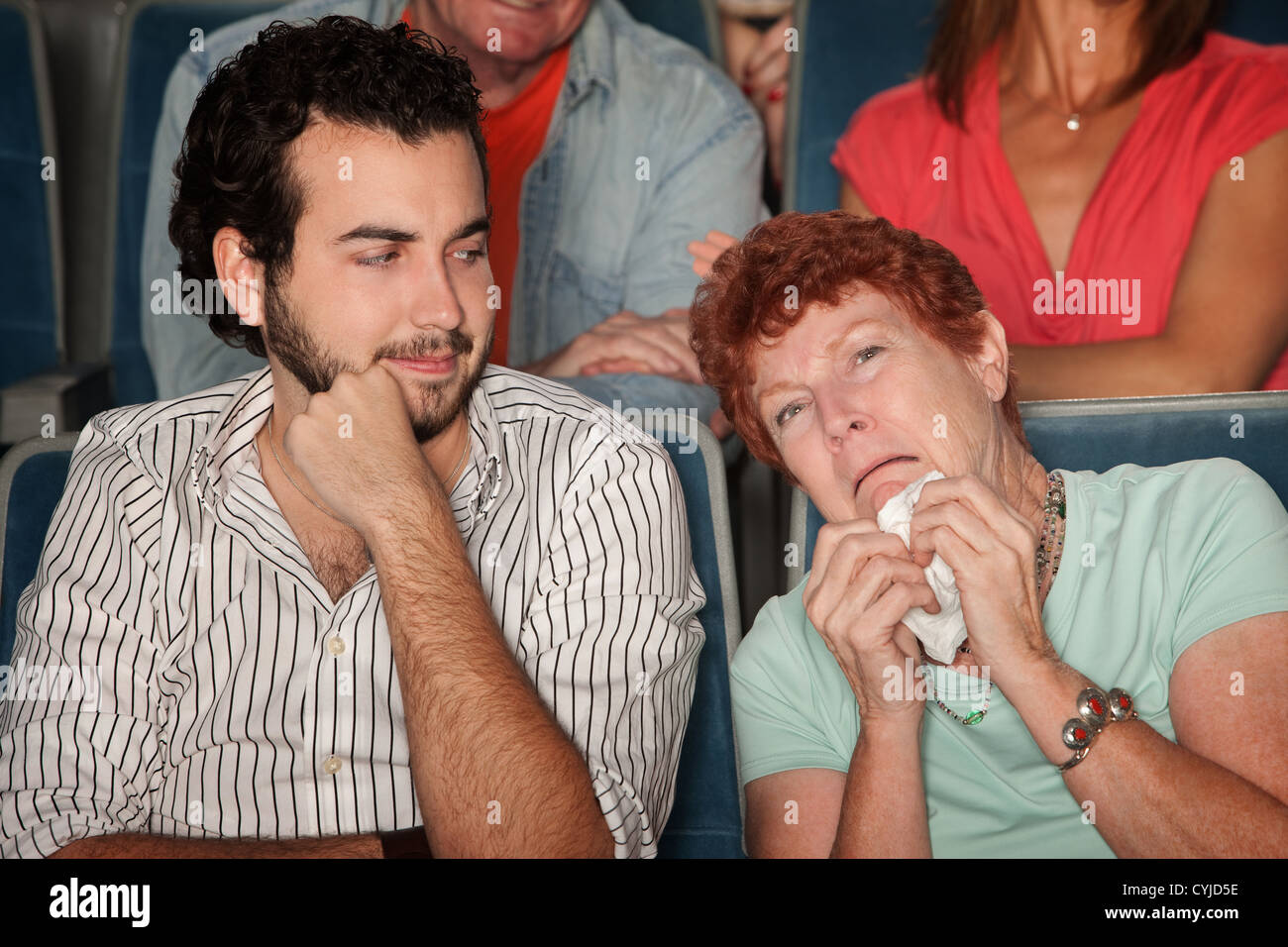 Young Caucasian woman avec le papier de soie des pleurs en théâtre Banque D'Images
