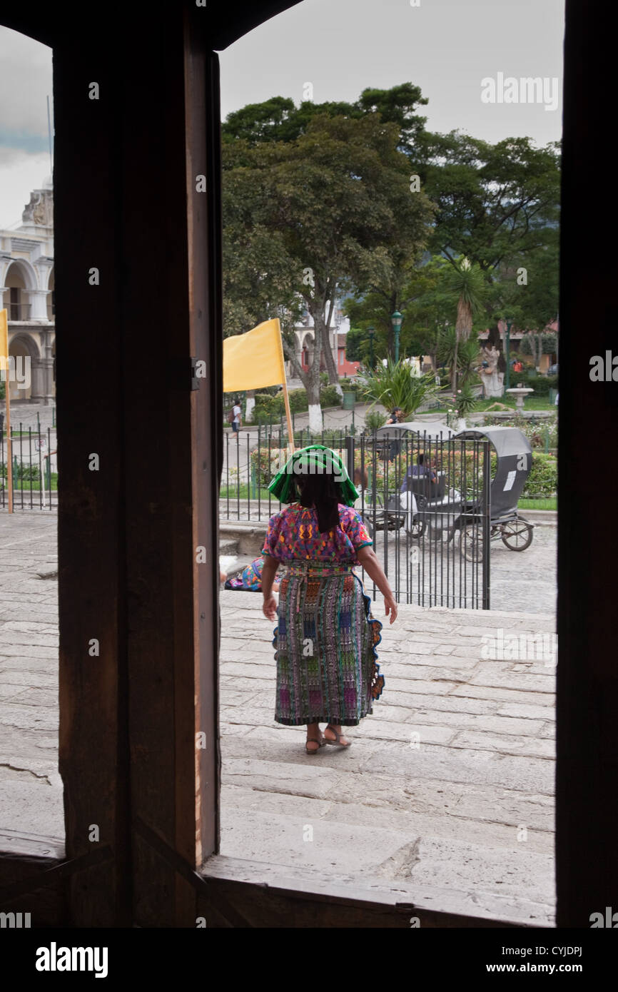 Femme maya laissant la cathédrale San José à Antigua , Guatemala. Banque D'Images