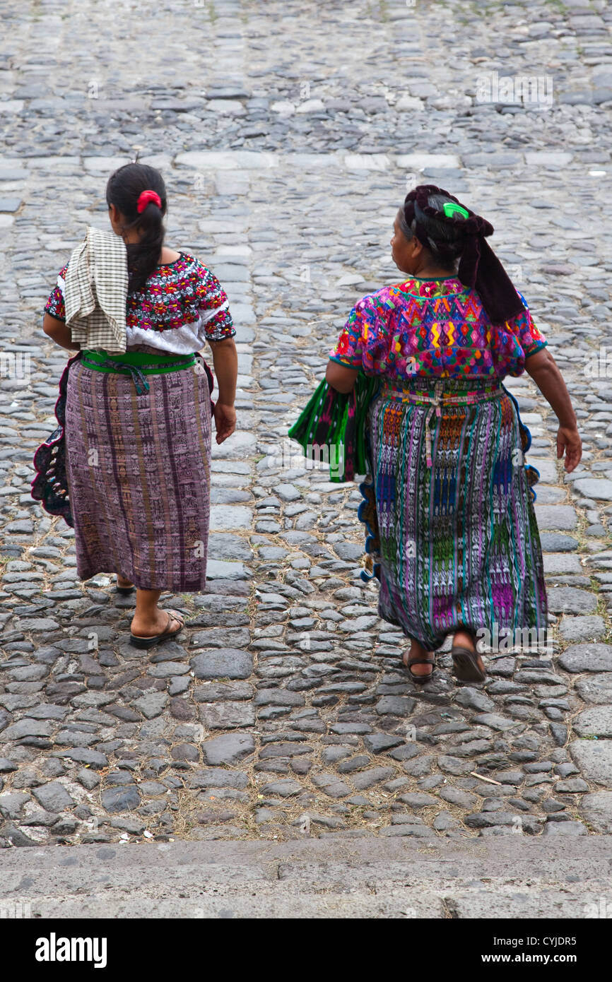 Deux femmes mayas à flâner dans les rues pavées d'Antigua, Guatemala. Banque D'Images