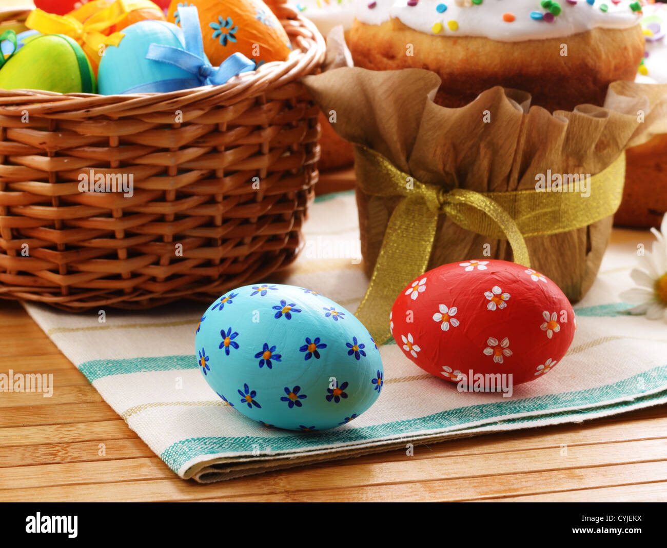 Décorations de Pâques - des œufs, des gâteaux et de panier sur le dessus de table Banque D'Images