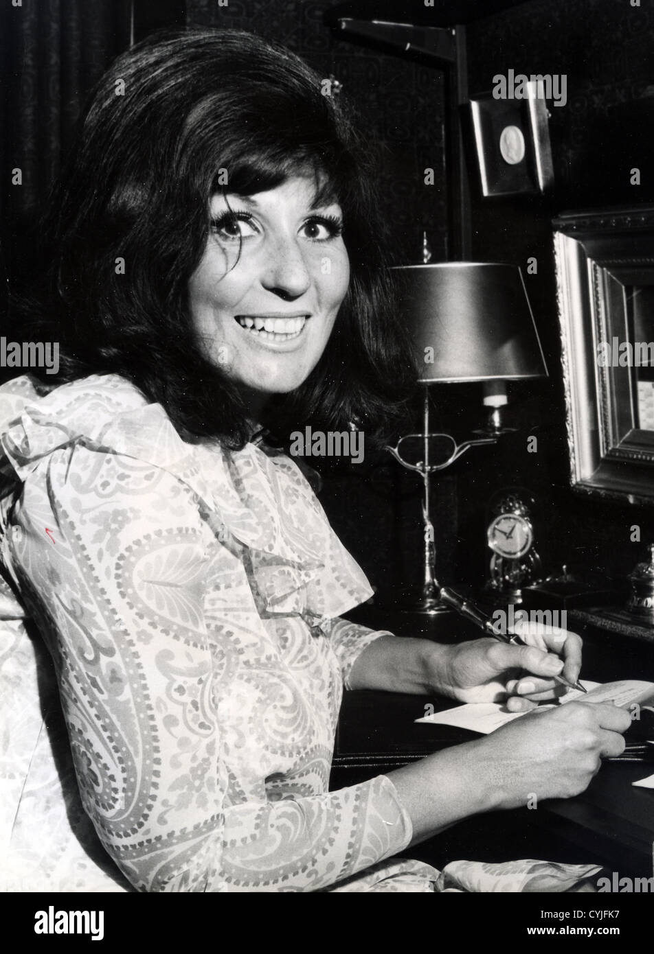 ALMA COGAN (1932-1966) Chanteuse pop britannique à propos de 1958 Banque D'Images