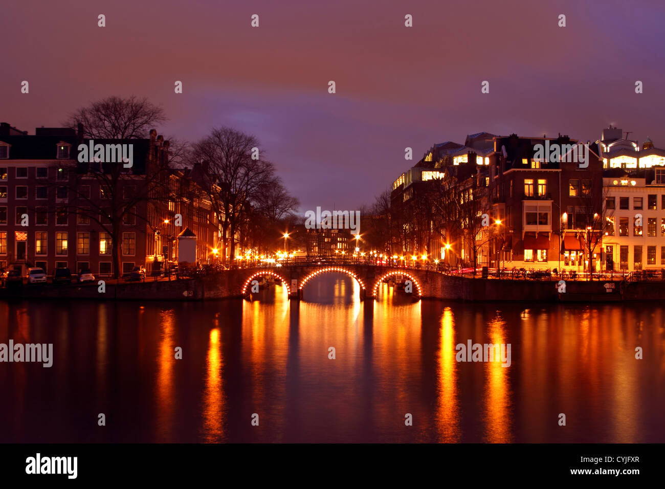 À l'Amstel Amsterdam dans la nuit dans les Pays-Bas Banque D'Images