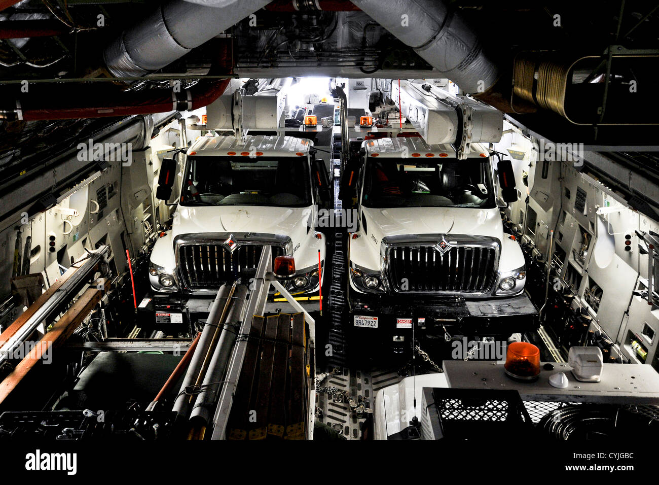 Southern California Edison attendre les camions pour le transport à bord d'un US Air Force C-17 Globemaster III pour appuyer les efforts de secours de l'Ouragan Sandy, le 1 novembre 2012 à mars Air Reserve Base, en Californie. Les bases militaires à travers le pays se mobilisent pour la région du nord-est du pays à rétablir l'électricité et fournir de l'aide humanitaire comme actuellement plus de deux millions de personnes sont sans électricité. Banque D'Images