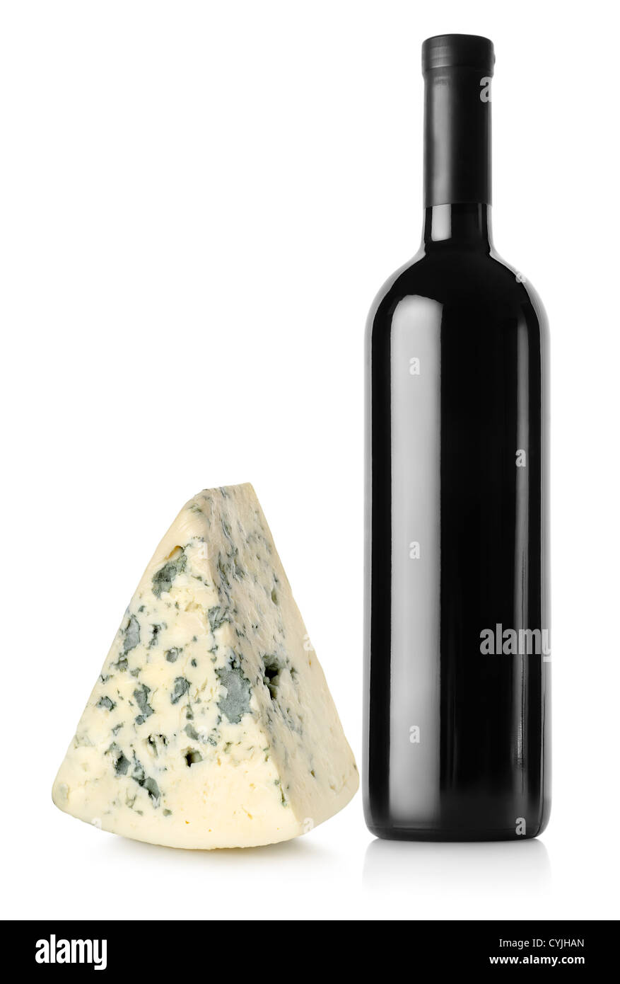 Bouteille de vin rouge et le fromage bleu isolé sur fond blanc Banque D'Images