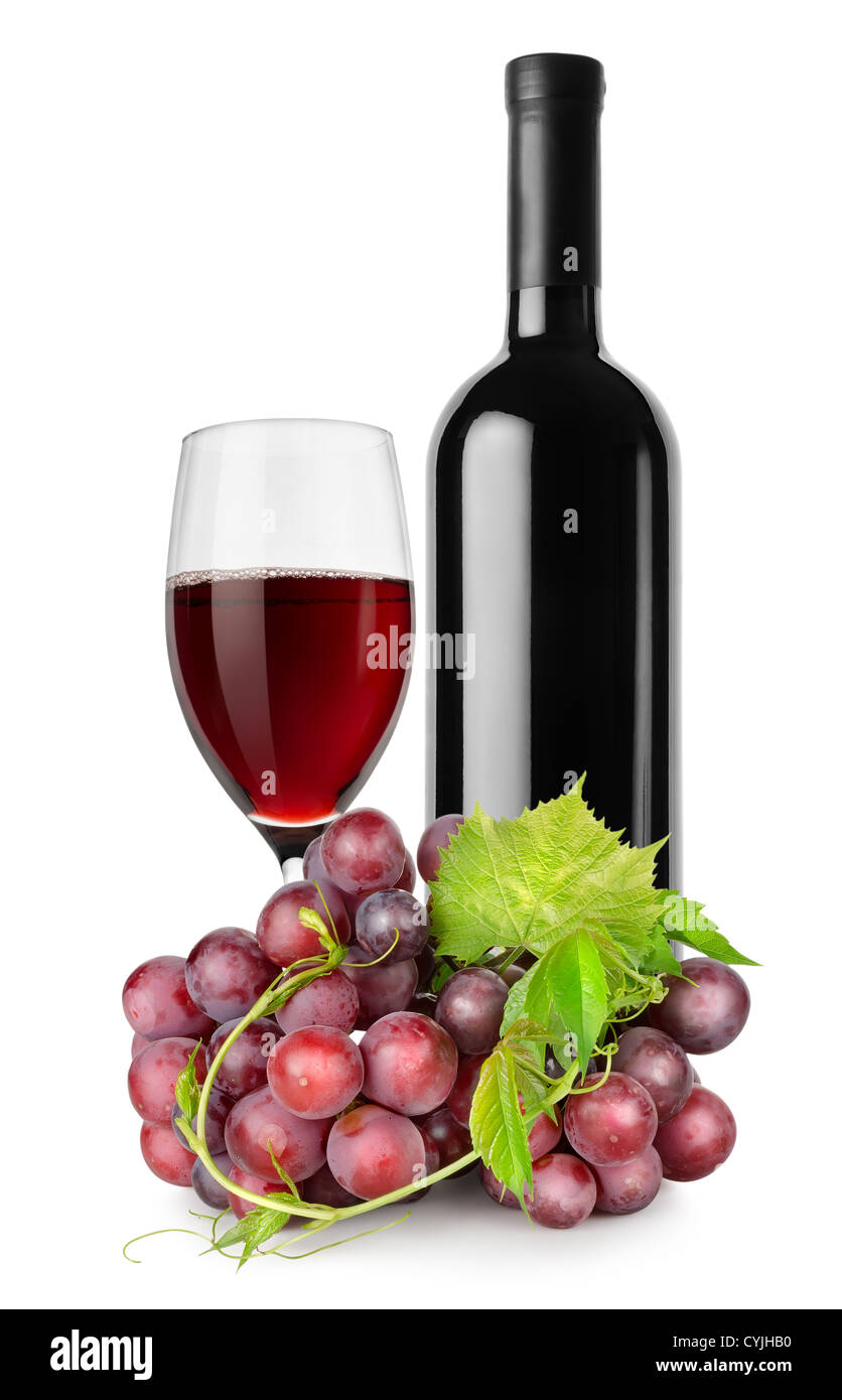 Bouteille de vin rouge, verre à vin et raisin isolé sur fond blanc Banque D'Images