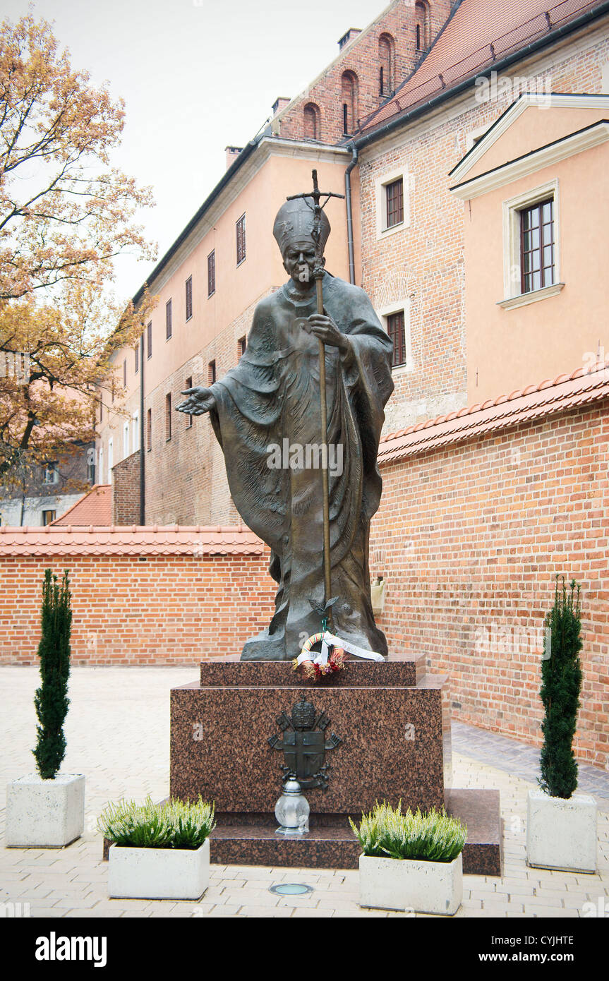 La statue du Pape Jean Paul II au château de Wawel à Cracovie, Pologne, le 26 octobre 2012. (CTK Photo/Libor Sojka) Banque D'Images