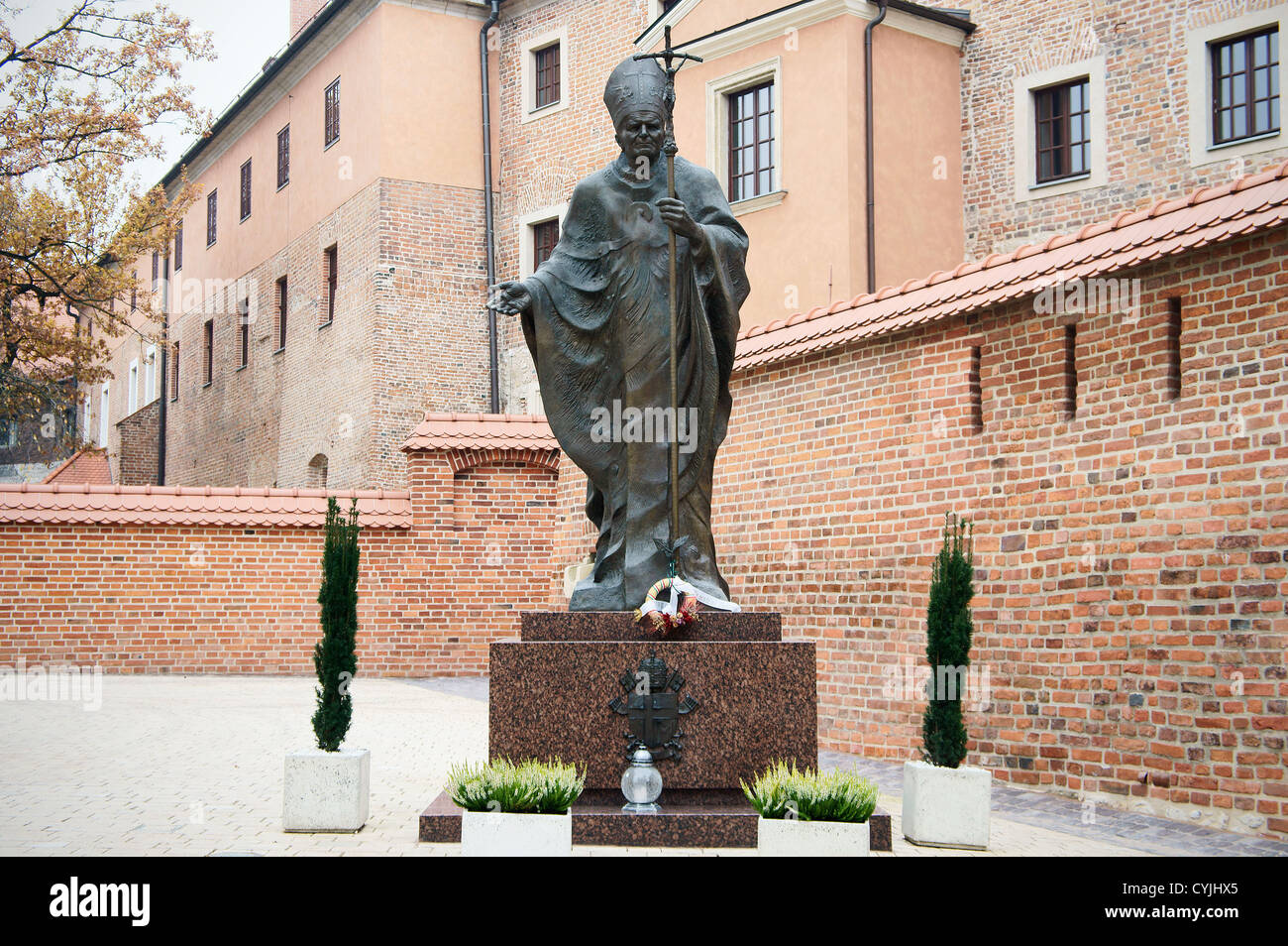 La statue du Pape Jean Paul II au château de Wawel à Cracovie, Pologne, le 26 octobre 2012. (CTK Photo/Libor Sojka) Banque D'Images