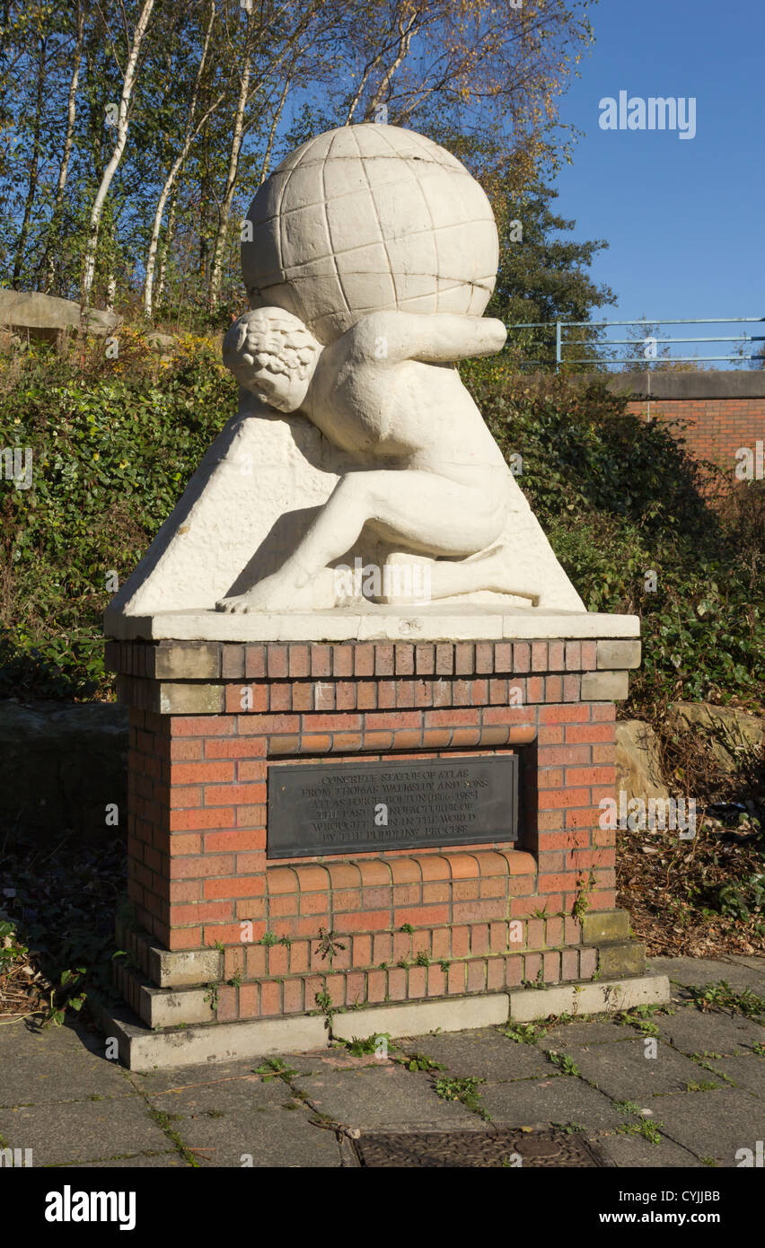 Statue d'Atlas, accroupi et soutenir le monde sur son dos. Originaire de l'Atlas forge à Bolton, maintenant en Kay Street. Banque D'Images
