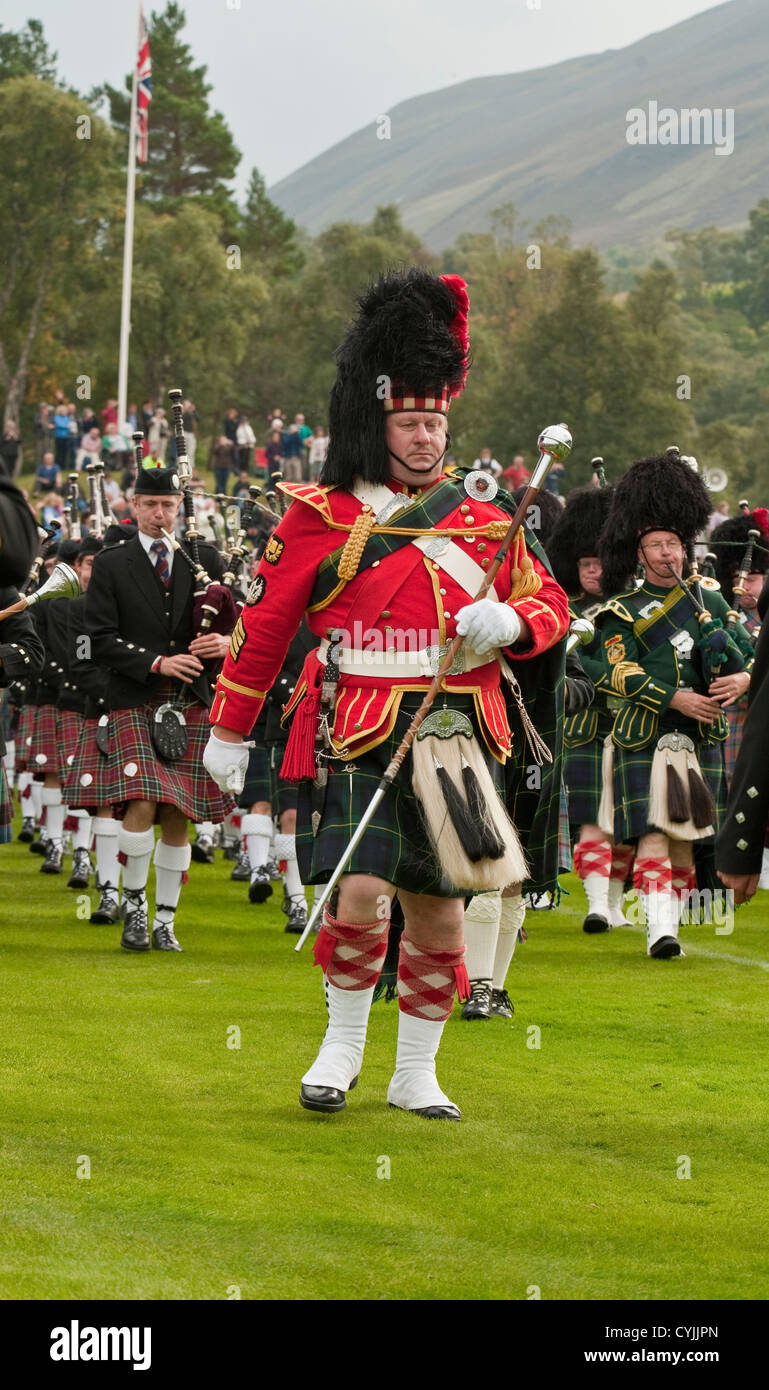 Pipe Bands écossais massés à jouer à la "collecte de Braemar'. Braemar Highland Games Banque D'Images
