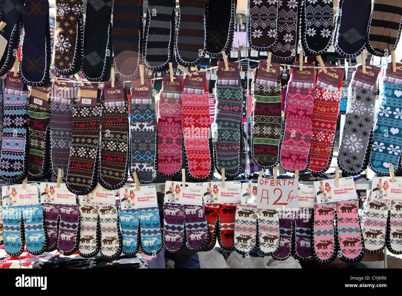 Chaussons chaussettes slipper à vendre, El Rastro dimanche aux puces de la rue du marché Madrid, Espagne Banque D'Images