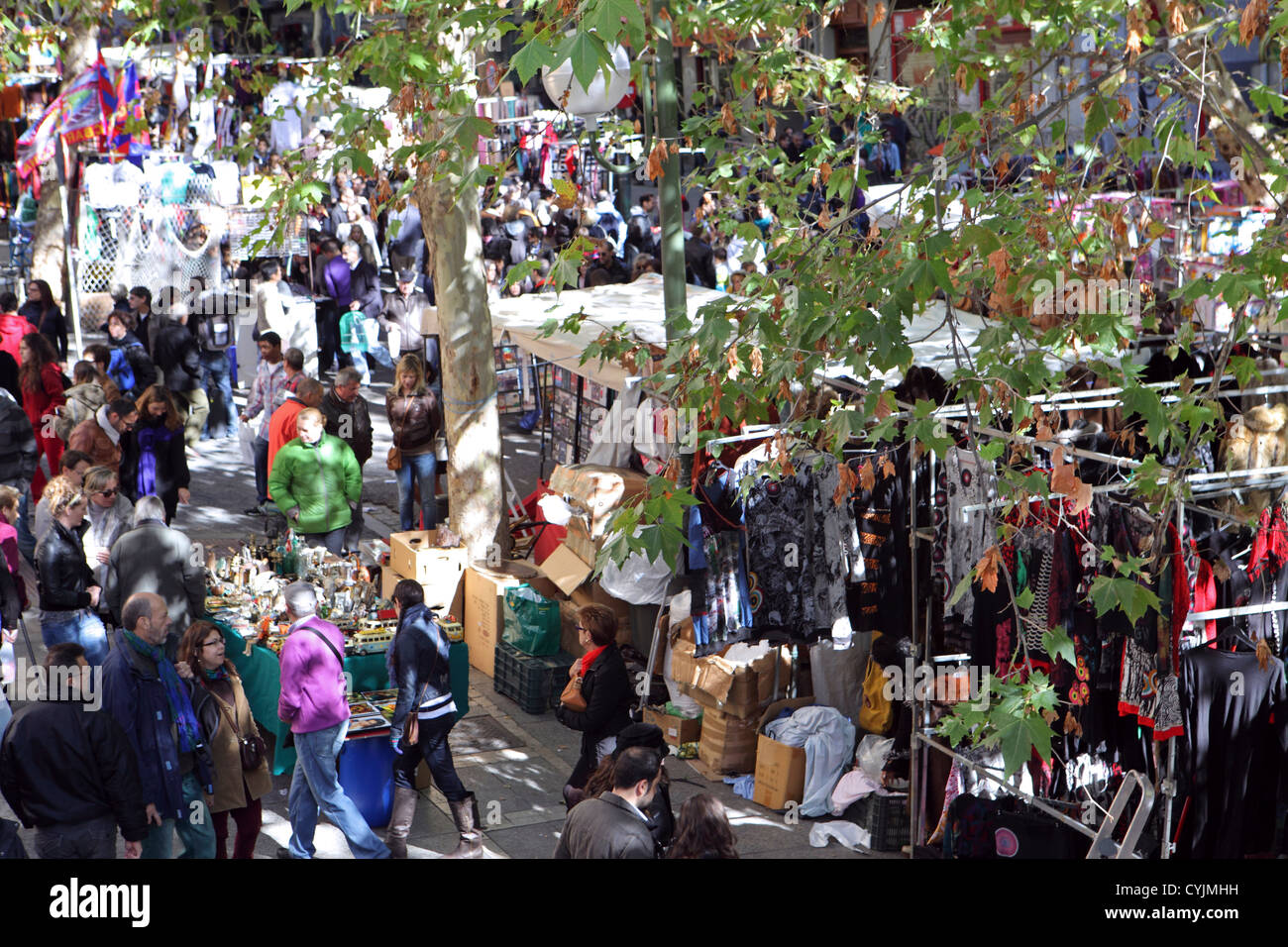Vue supérieure de l'occupé de monde El Rastro street market, Madrid, Span Espana, l'Europe. Banque D'Images