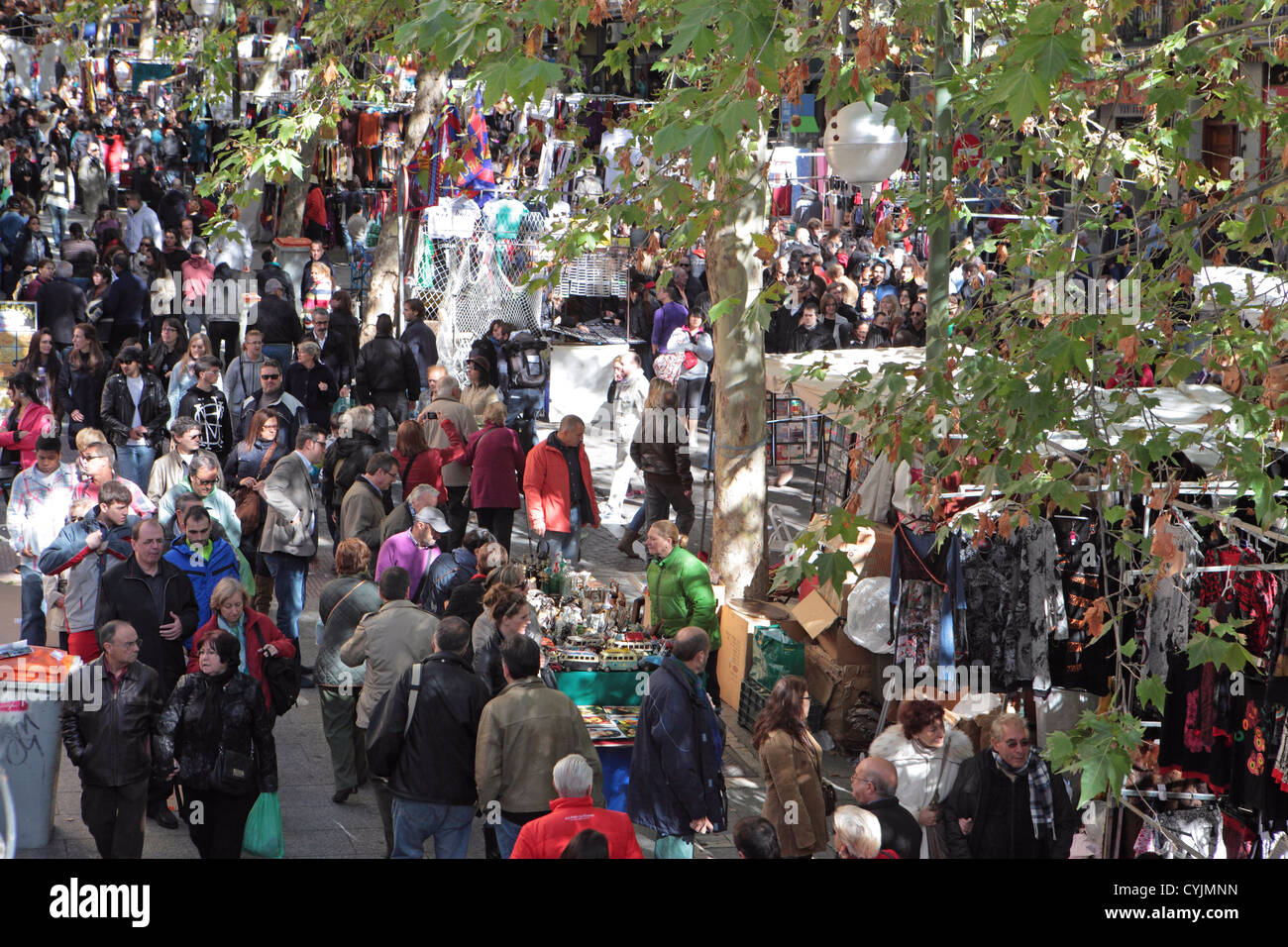 Vue supérieure de l'occupé de monde El Rastro street market, Madrid, Span Espana, l'Europe. Banque D'Images