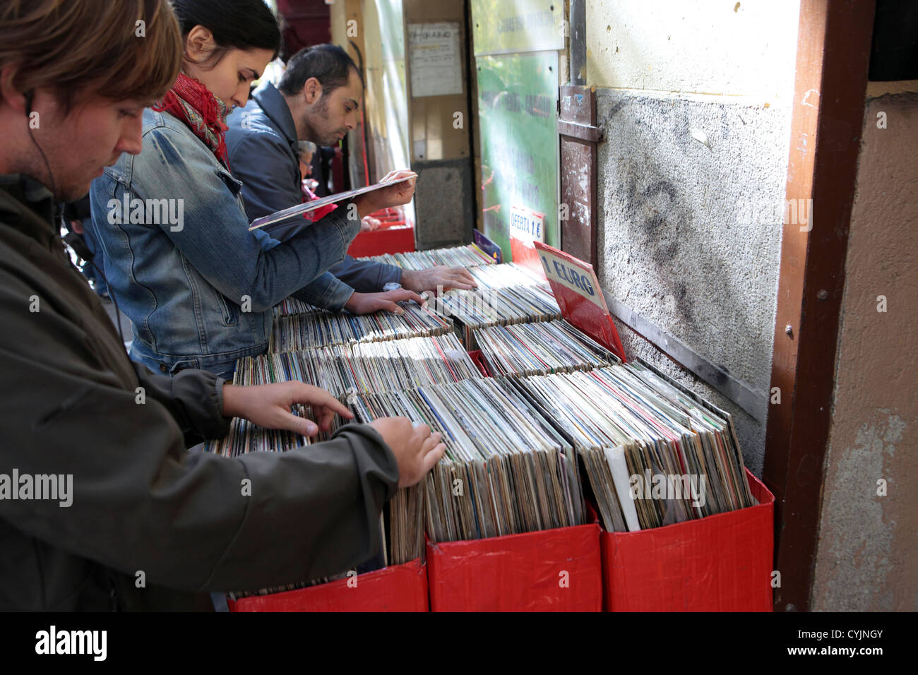 Les clients de seconde main navigation blocage de disque de vinyle sur le marché El Rastro, Madrid, Espagne, Espana Banque D'Images