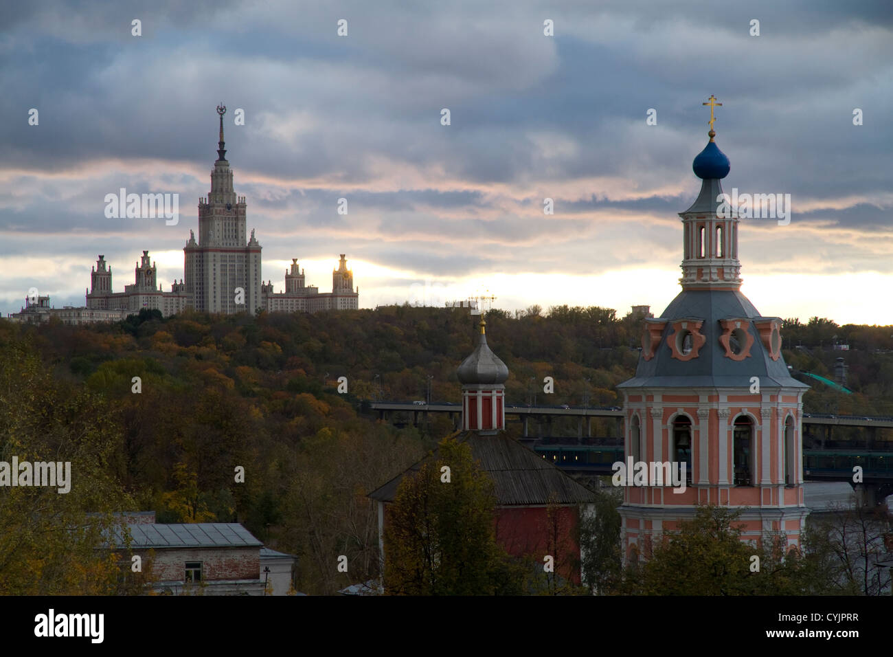 Avis sur l'Université d'État de Moscou et une église au coucher du soleil Banque D'Images