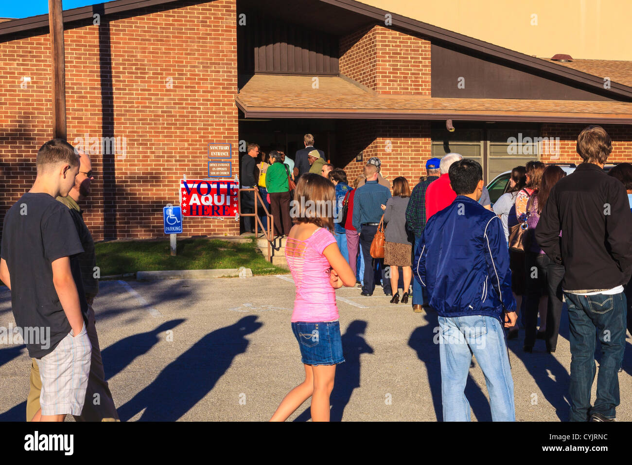 L'Austin, Texas, États-Unis. Mardi 6 novembre 2012. Forme des lignes à l'Église Méthodiste de Manchaca de scrutin dans l'Austin en tant que les gens votent avant de travailler pour l'élection présidentielle américaine. Banque D'Images