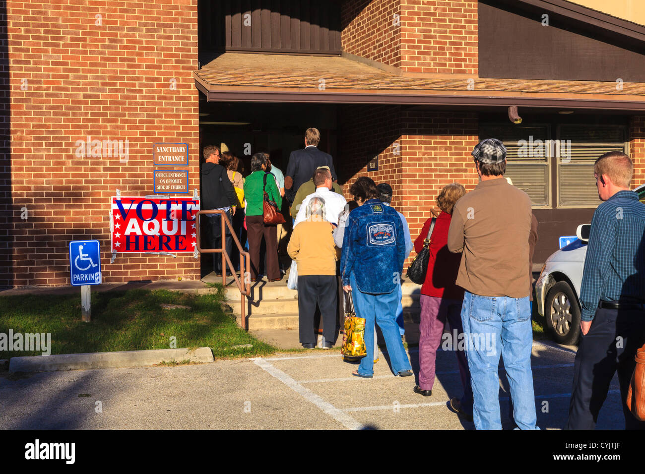 L'Austin, Texas, États-Unis. Mardi 6 novembre 2012. Forme des lignes à l'Église Méthodiste de Manchaca de scrutin dans l'Austin en tant que les gens votent avant de travailler pour l'élection présidentielle américaine. Banque D'Images