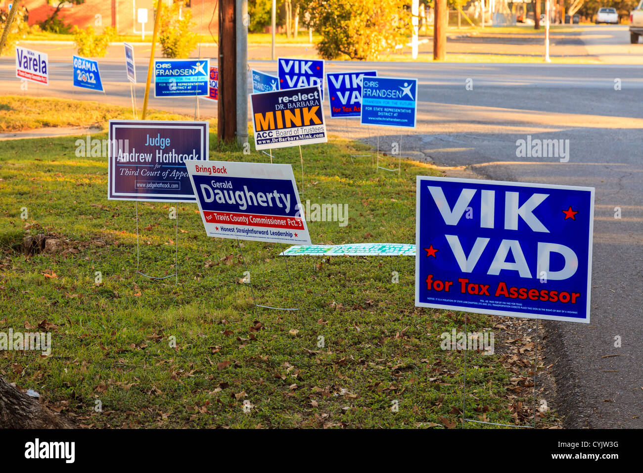 L'Austin, Texas, États-Unis. Mardi 6 novembre 2012. Vu les signes à l'extérieur de l'Église Méthodiste de Manchaca de scrutin dans l'Austin en tant que les gens votent avant de travailler pour l'élection présidentielle américaine. Banque D'Images