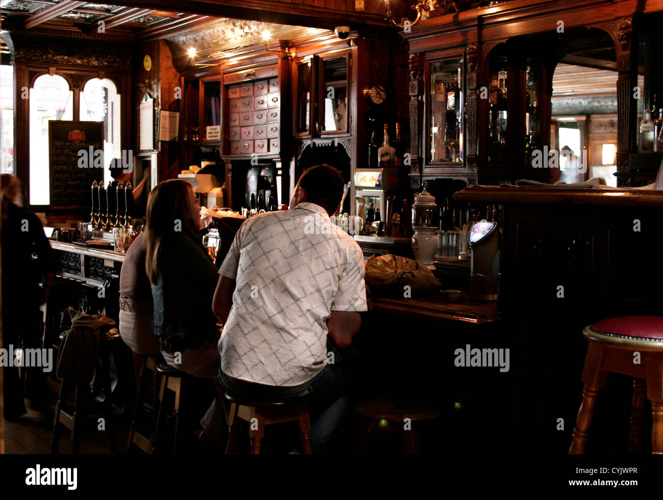 Les gens à parler et à boire dans un pub irlandais à Dublin Banque D'Images