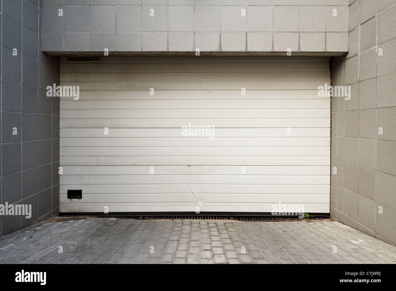 Fermer la porte de garage blanche Banque D'Images