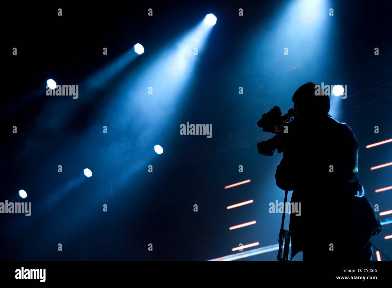 Silhouette caméraman sur une scène de concert Banque D'Images