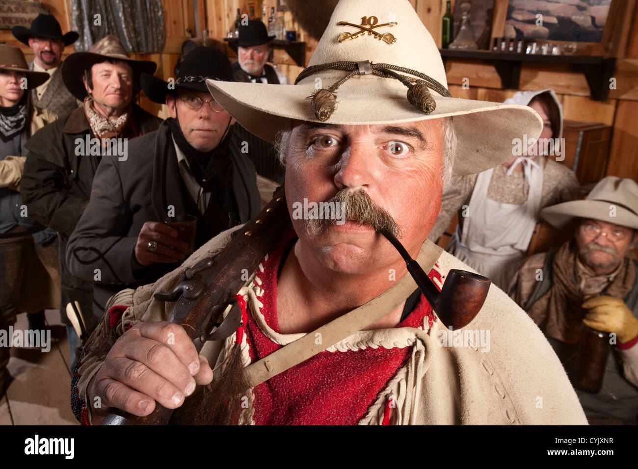 Les cow-boys d'âge moyen dans un vieux western saloon Banque D'Images