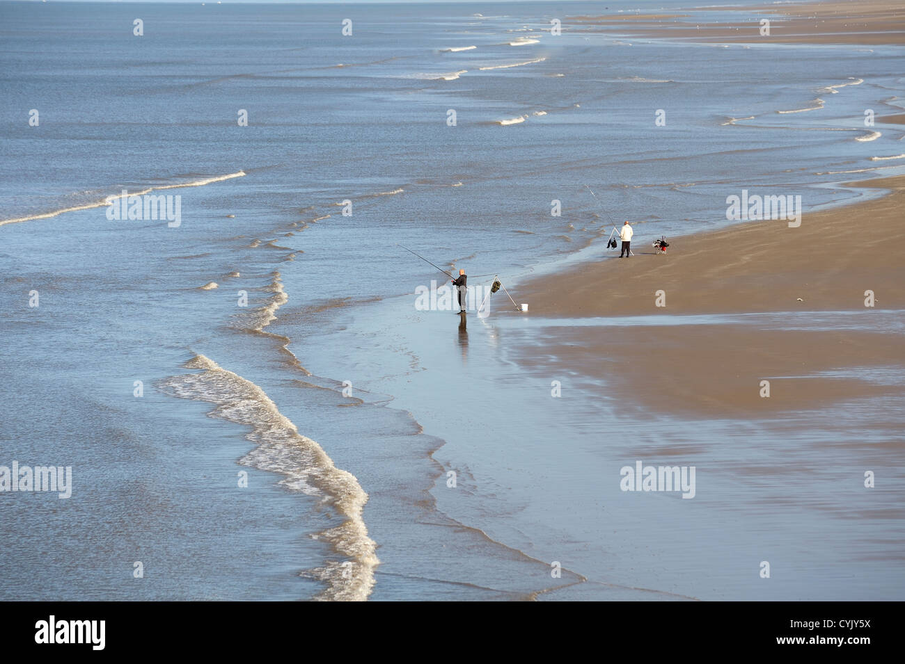 2 hommes pêche en mer sur la plage Blackpool Lancashire England uk Banque D'Images