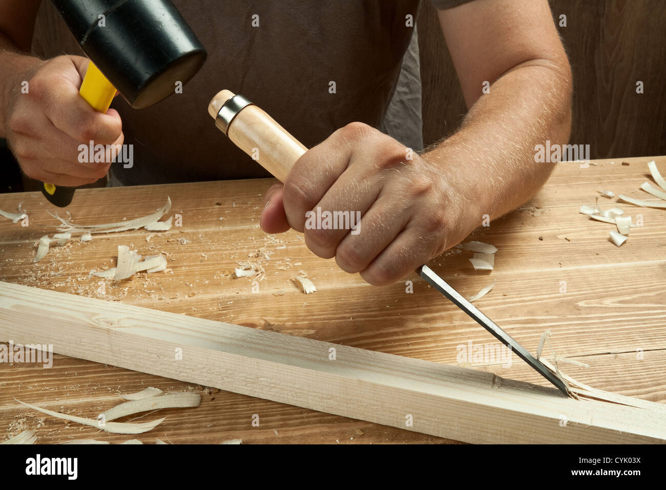Atelier de bois. Menuisier travaillant avec un burin. Banque D'Images