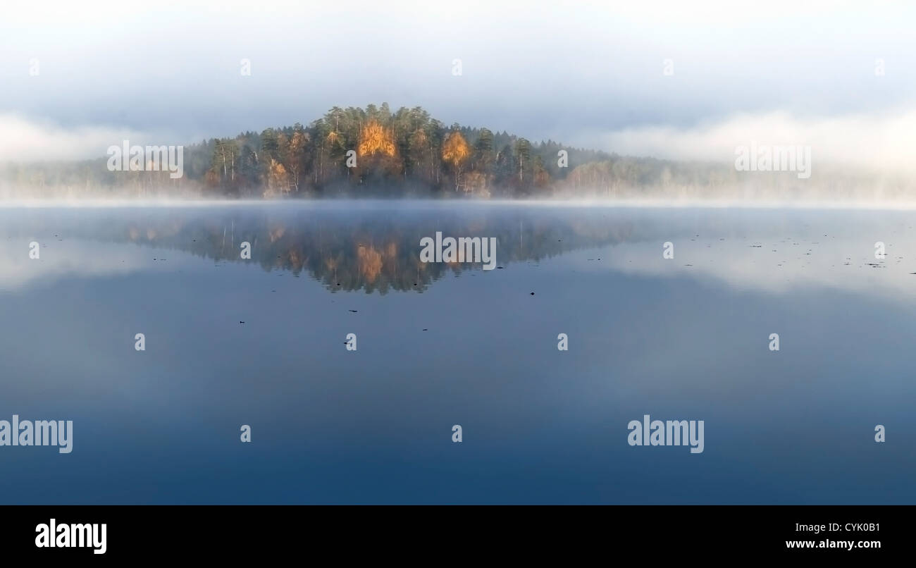 Nature de l'automne paysage panoramique. Sur l'île du lac encore dans le froid matin brumeux Banque D'Images