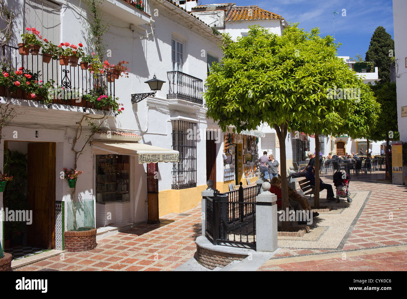 Maisons traditionnelles et petite place d'orangers dans la vieille ville de Marbella, l'Espagne, région d'Andalousie. Banque D'Images