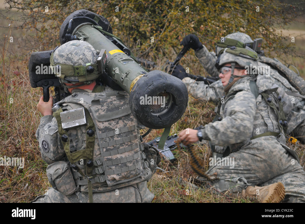Un soldat de l'armée américaine participe à un exercice d'entraînement en se préparant à tirer un lanceur de missiles Javelin pendant Saber Junction 2012, qui se tient au joint multinational Readiness Center en Allemagne. Cet exercice améliore l’état de préparation au combat et la coordination opérationnelle entre les forces américaines et les alliés de l’OTAN. Banque D'Images