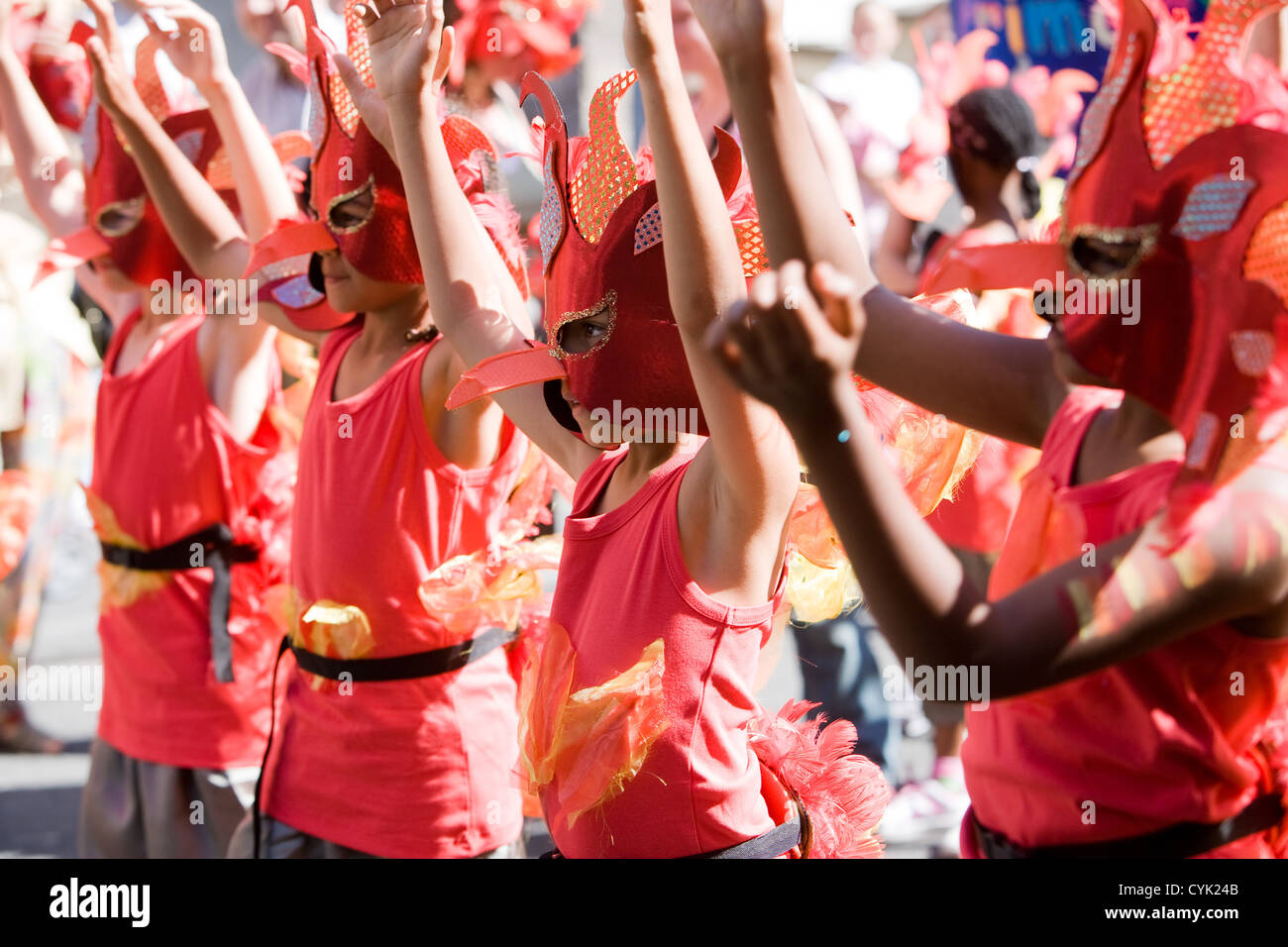 Groupe de garçons habillés en feu coloré des oiseaux à St Pauls Afrikan Caribbean Carnival, Bristol, Royaume-Uni. Banque D'Images