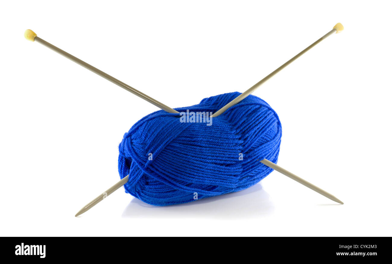 Aiguilles à tricoter et de la laine bleu isolated on white Banque D'Images