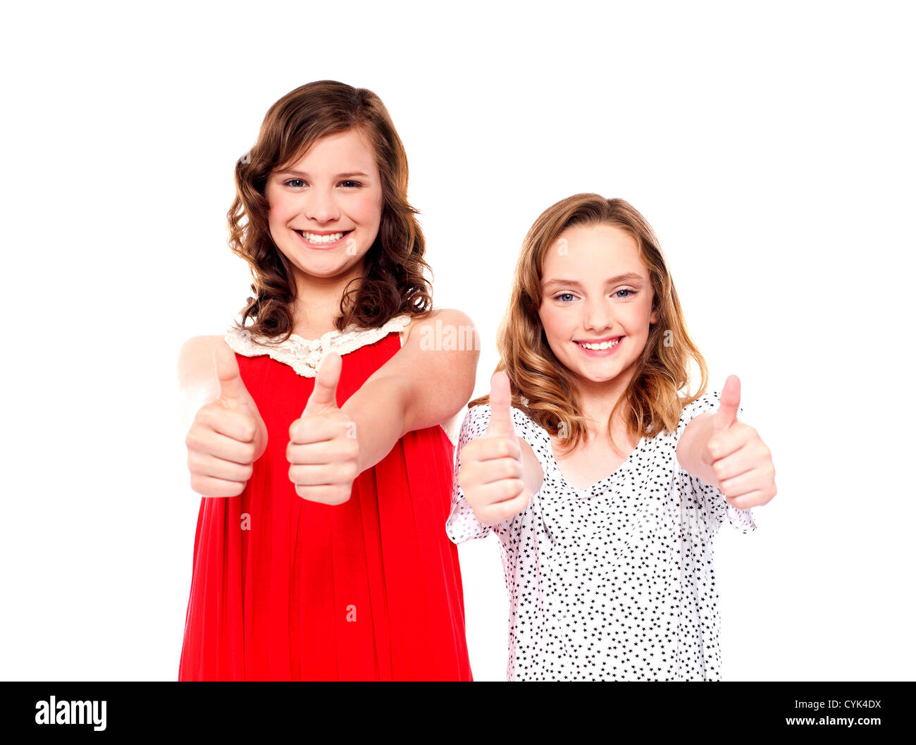 Deux belles filles en souriant et montrant Thumbs up at camera Banque D'Images