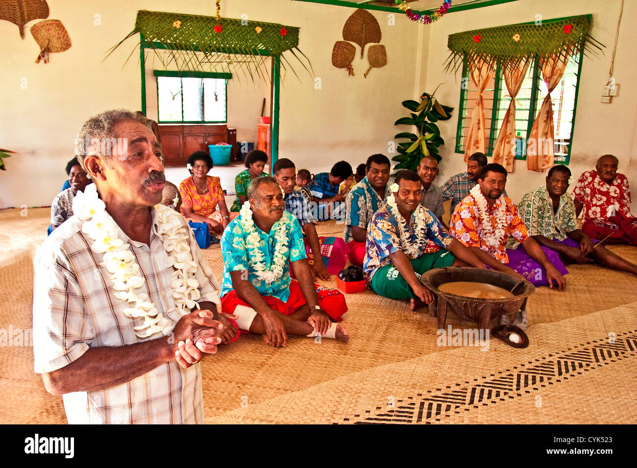 Navua, Fidji, les villageois autochtones effectuer un Kava traditionnelle cérémonie du thé Banque D'Images