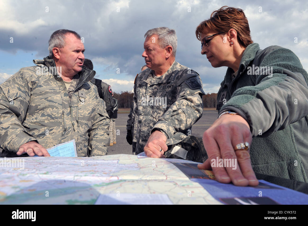 Le brigadier de l'Armée de l'air. Le général Michael Cunniff, l'adjudant général de la Garde nationale du New Jersey ; le général de l'Armée Frank Grass, le chef de la Garde Nationale, du Bureau et de la Force aérienne Chef Master Sgt. Denise Jelinski-Hall discuter des secteurs touchés par l'Ouragan Sandy de N Banque D'Images