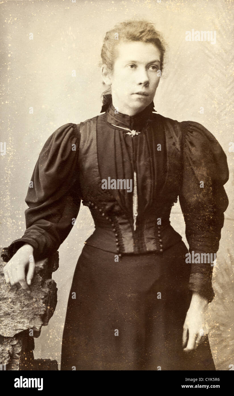 Portrait de femme victorienne en studio vers 1890 par les photographes Williams & Williams, pays de Galles du Sud, Royaume-Uni Banque D'Images