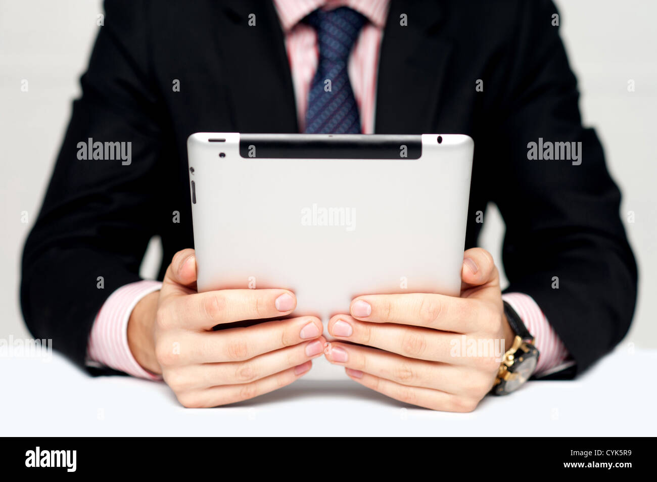 Woman's hands holding appareil portable avec écran tactile Banque D'Images