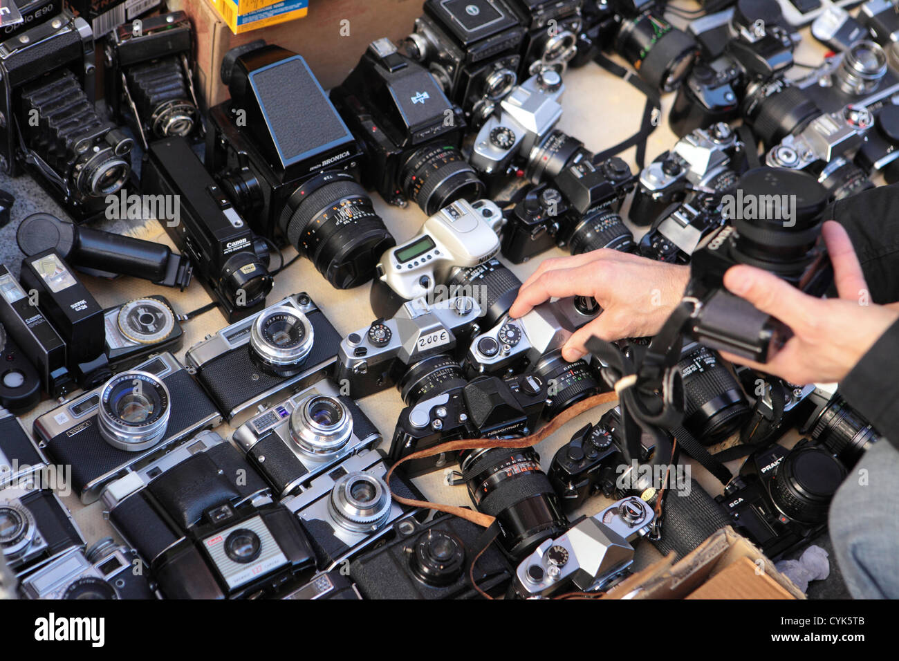 Selling camera film Banque de photographies et d'images à haute résolution  - Alamy