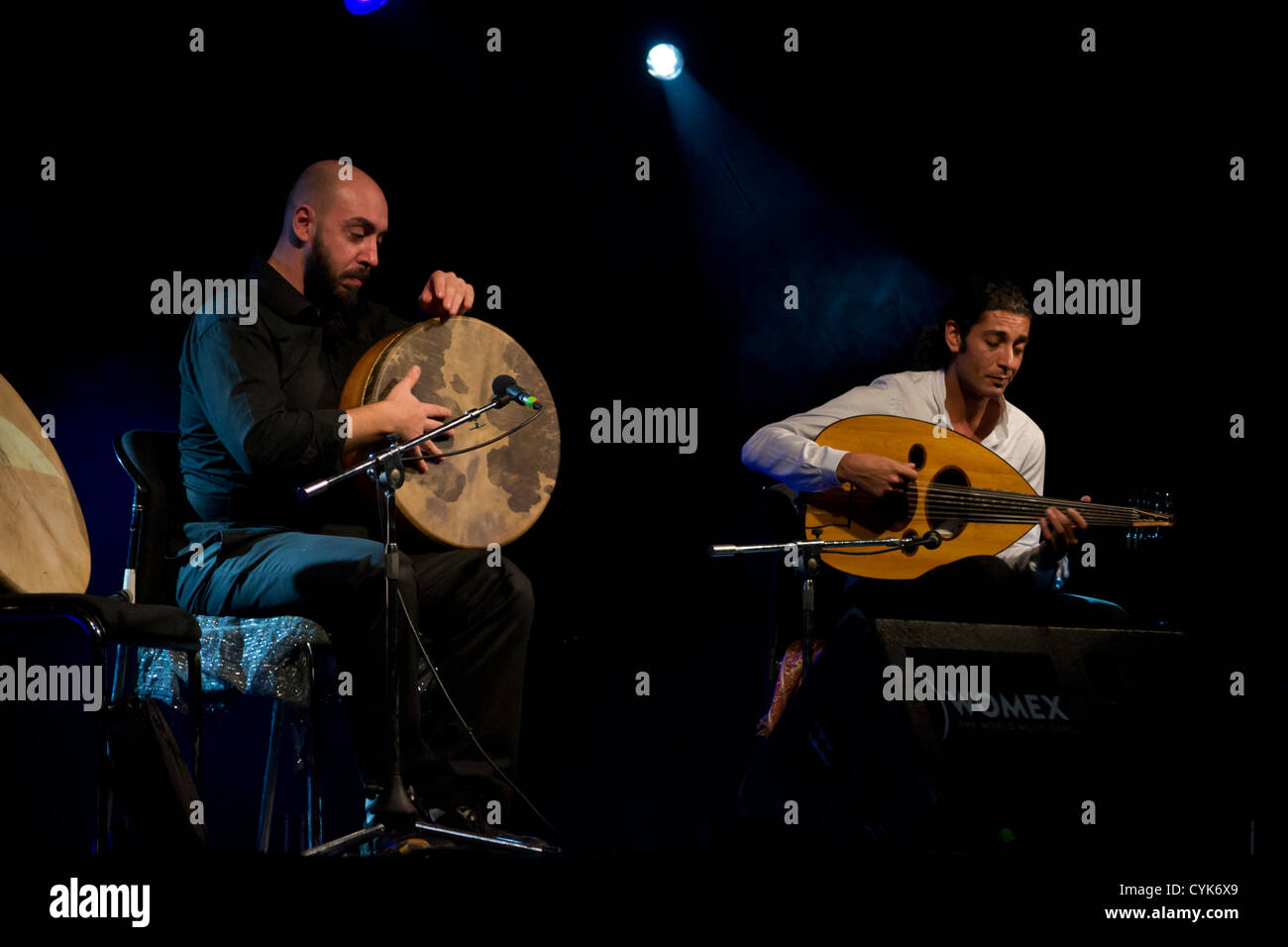 Musicien irakien britannique Khyam Allami effectue en direct durant le WOMEX 12 monde de diffusion de musique à Thessalonique. Banque D'Images