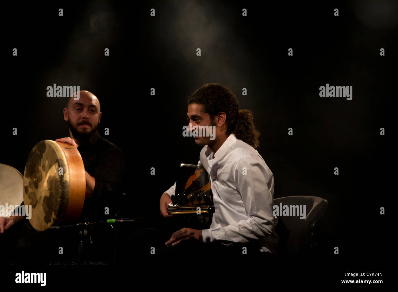 Musicien irakien britannique Khyam Allami effectue en direct durant le WOMEX 12 monde de diffusion de musique à Thessalonique. Banque D'Images
