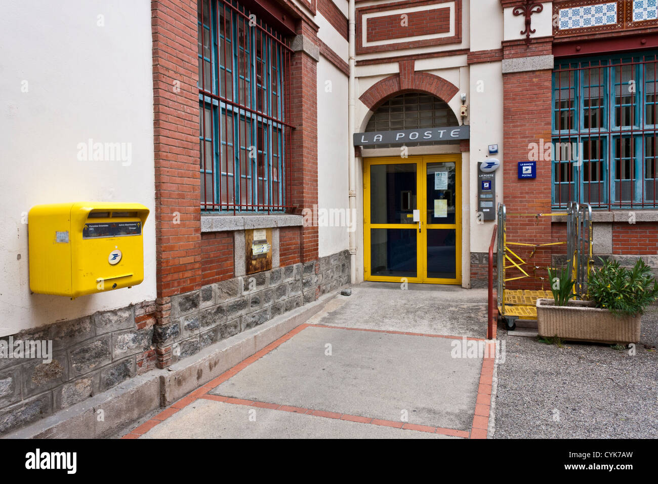 La Poste, Arles-sur-Tech. Sous un bureau de poste dans un village dans le sud de la France. Banque D'Images