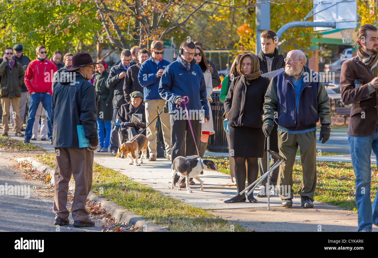 ARLINGTON, VIRGINIA, USA. 6 novembre, 2012. La ligne jusqu'à voter les électeurs en 2012 Élection présidentielle. Banque D'Images
