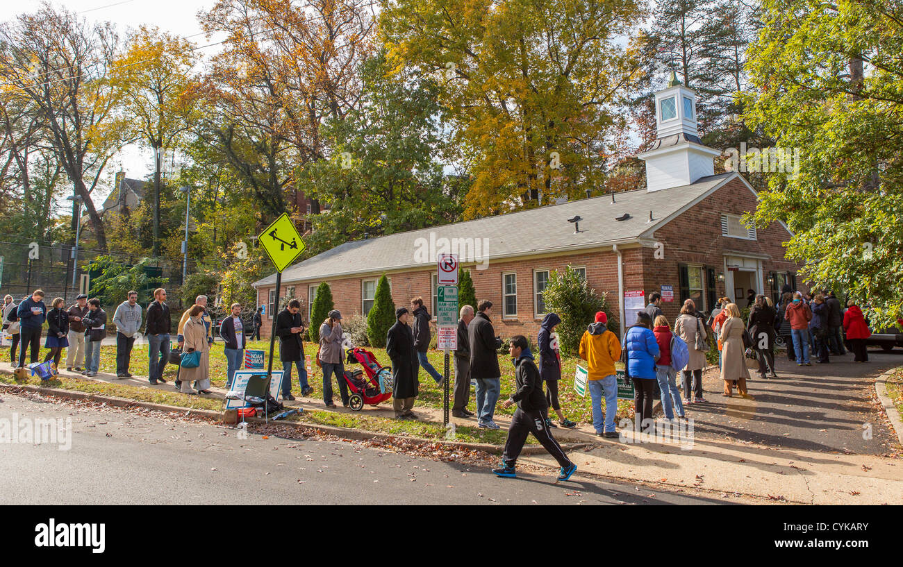 ARLINGTON, VIRGINIA, USA. 6 novembre, 2012. Ligne d'électeurs jusqu'à voter dans l'élection présidentielle de 2012, à Lyon, de la Cité parlementaire de la communauté de village 16. Banque D'Images