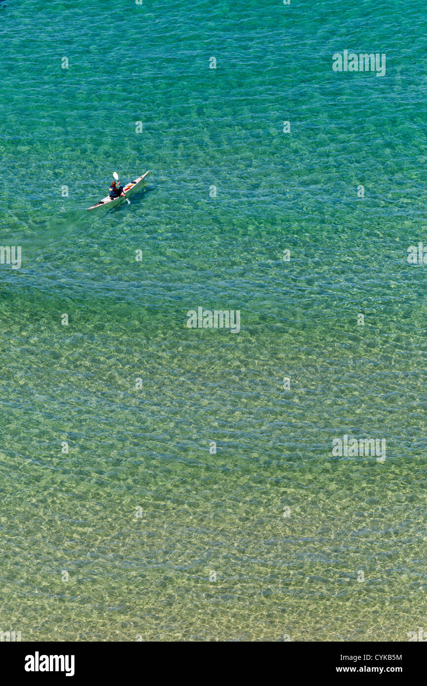 La mer turquoise, l'Eau Claire, Cornwall, UK Banque D'Images